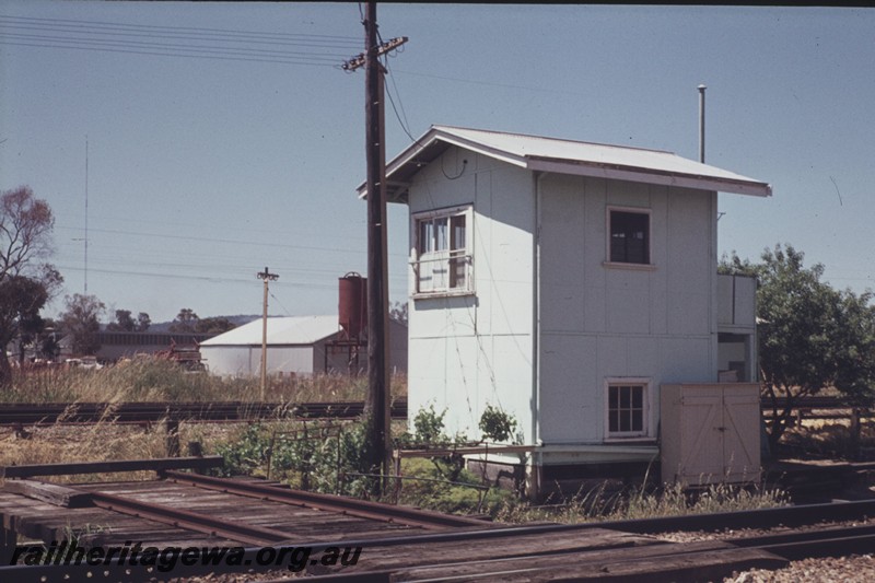 P12987
Signal box, Bellevue, ER line, end and trackside view.
