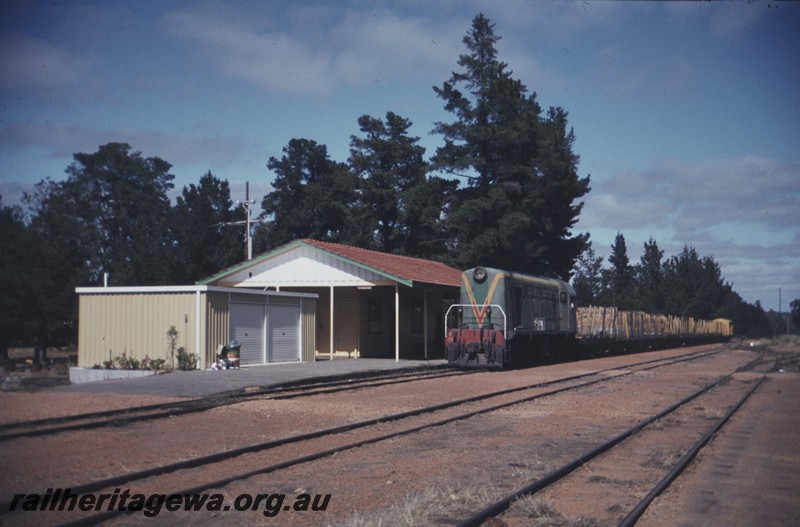 P12992
F class 46, station building, yard, Dwellingup, PN line, end and trackside view.
