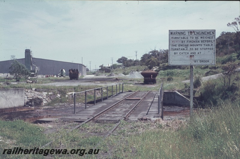 P12999
Turntable, warning sign, Albany, GSR line, view along the table
