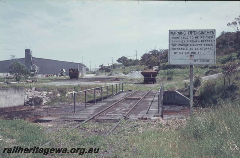 P12999
Turntable, warning sign, Albany, GSR line, view along the table
