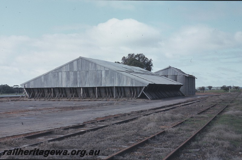 P13017
Siding, wheat bin, Burges, GSR line, end and trackside view of the bin.
