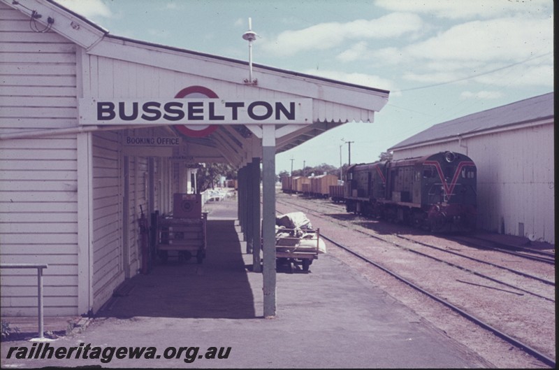 P13023
F class 40, F class 45, station building, nameboard, goods shed, Busselton, BB line, end on view

