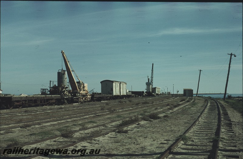 P13025
Steam crane, rail mounted hand crane, trackage to the approach to the jetty, Busselton, BB line.
