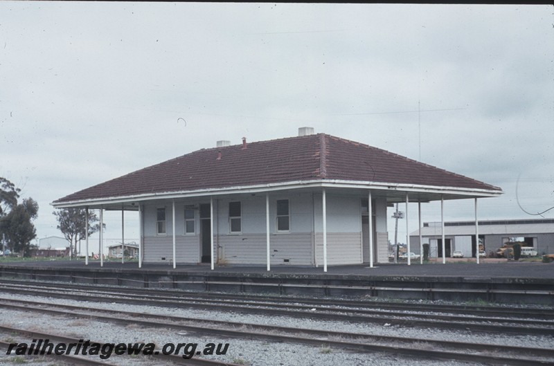 P13035
building at the south end of the platform, Brunswick Junction, SWR line trackside and end view.
