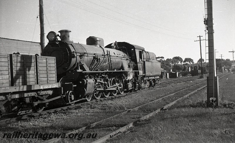 P13041
W class 908, M class 8201 coal wagon, Narrogin, GSR line, front and side view, shunting
