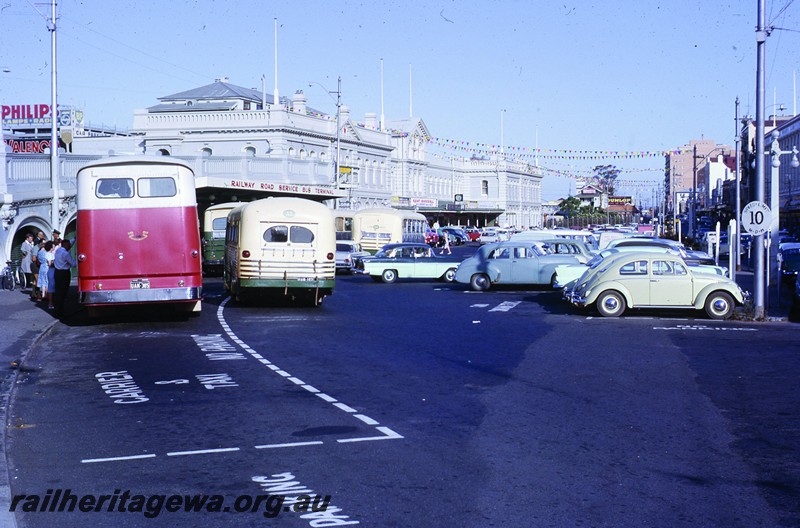 P13055
Perth Station forecourt crowded with Railway Road service buses and other cars, view looking east from the foot of the Horseshoe Bridge
