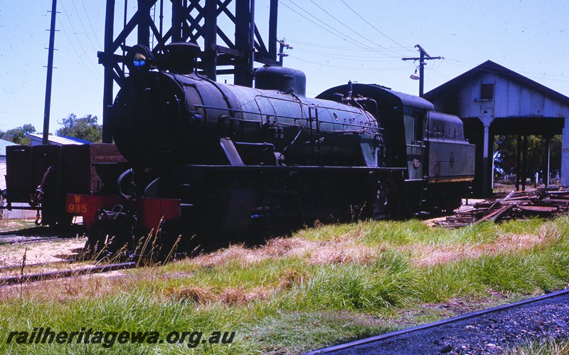P13072
W class 935, loco shed, Busselton, BB line, font and side view.
