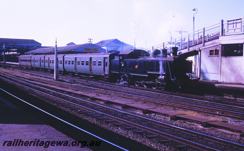 P13074
DD class 600, all green suburban passenger set led by AKB class 60, Perth Station headed east, view from platform 1
