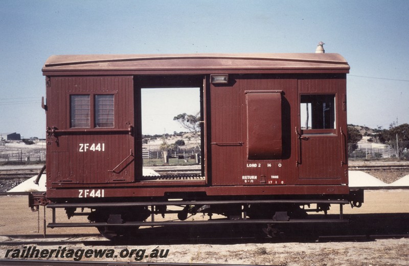 P13097
ZF class 441 four wheel brakevan, brown livery, Robbs Jetty, side view.

