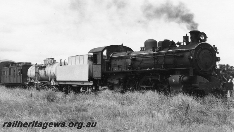 P13105
3 of 4 views of PMR class 720 in the ownership of Steamtown Peterborough of South Australia, hauling the same train as in P13099. side and front view.
