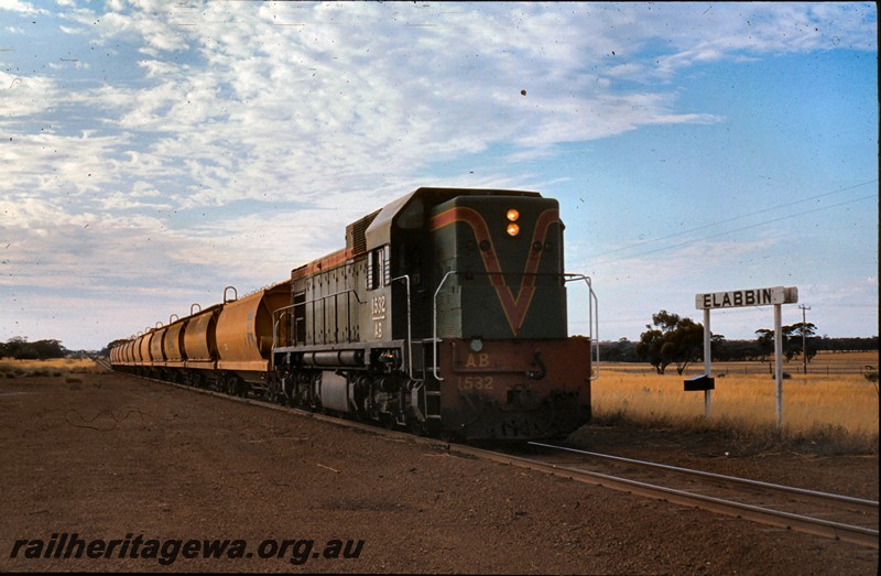 P13116
AB class 1532, station nameboard, Elabbin, GM line, wheat train
