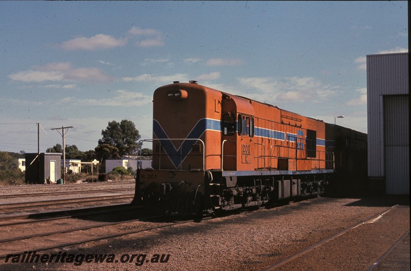 P13117
K class 201 coupled to K class 208, Esperance, front and side view, staff cabin and nameboard in the background
