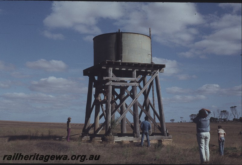 P13131
Water tower with circular 10,000 gallon tank, Formby, TO line, ARHS members L-R David York, Carl King, Joe Moir and Ian Milne around the tank
