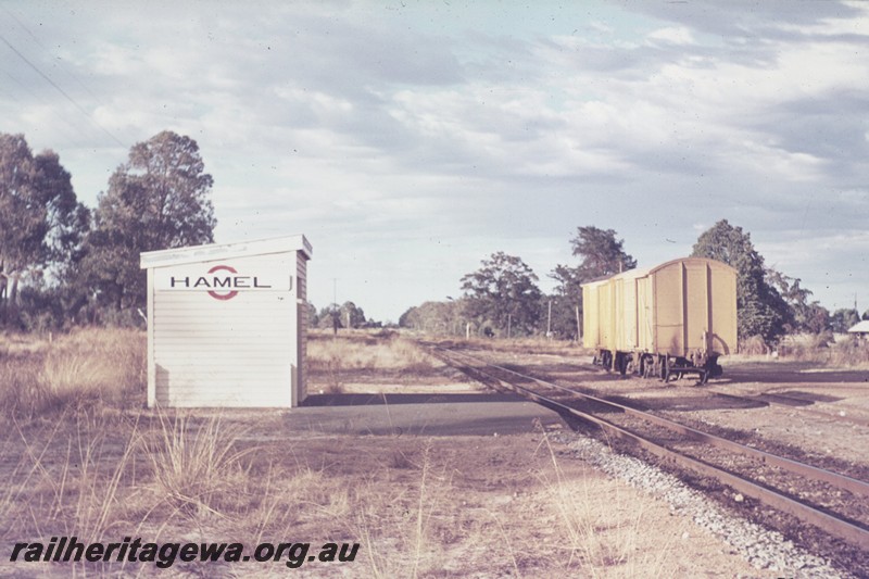 P13137
Shed with siding nameboard Hamel, SWR line, vans in the loop, view along the track
