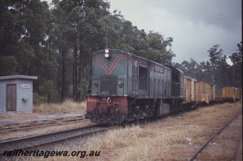 P13153
R class 1903 with safety chains on the side running boards, shed with nameboard, Jardee, PP line, long hood end and side view, goods train
