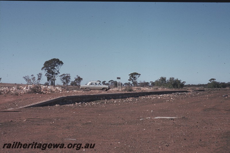 P13160
Platform, location nameboard, Kanowna, Kalgoorlie to Kanowna line, platform abandoned, view shows the platform face.
