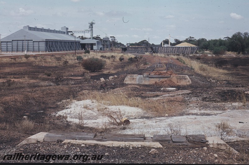 P13168
Turntable pit, wheat bins, Kununoppin, GM line, pit abandoned with the table removed, view across the pit.
