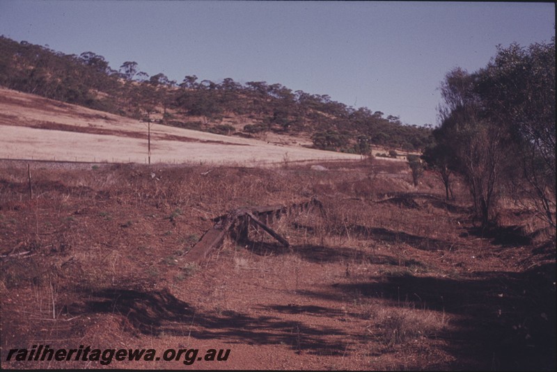 P13177
Loading platform, abandoned and derelict, Lloyds Crossing, CM line, standard gauge in the background
