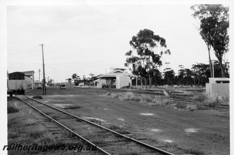 P13238
Station building (Traffic Office), Out of Shed, latrine, yard, Kondinin, NKM line, view along the yard.
