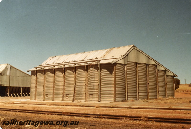 P13246
wheat bin, Gabalong, CM line, trackside and end view of the bin.
