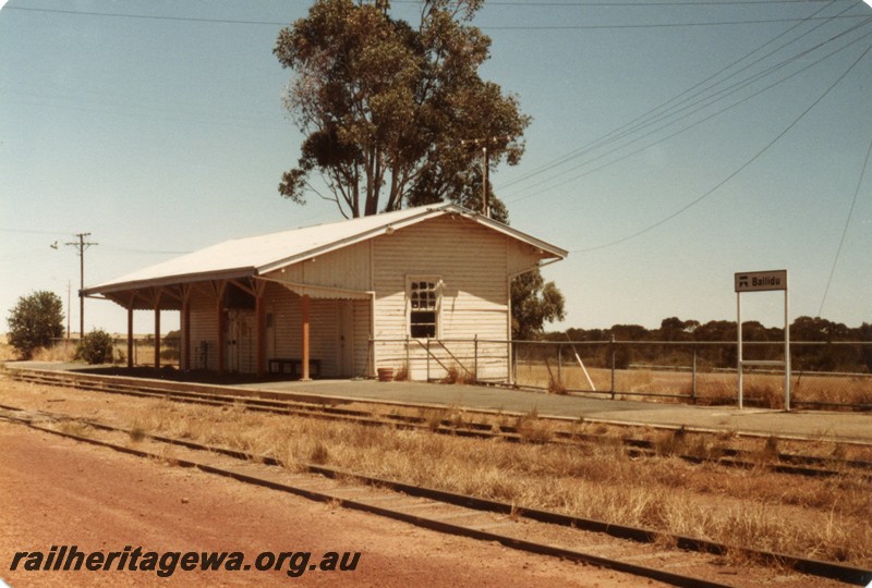 P13249
Station building, low level platform nameboard, Ballidu, EM line, trackside and end view.
