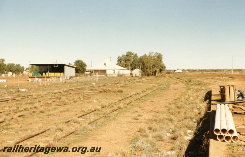 P13259
Station master's house, yard overgrown with weeds, Mount Magnet, NR line, view along the line
