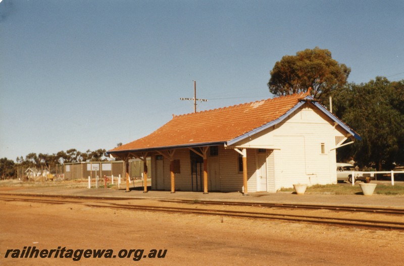 P13262
Station building with low level platform, yard, Dalwallinu, EM line, trackside and end view
