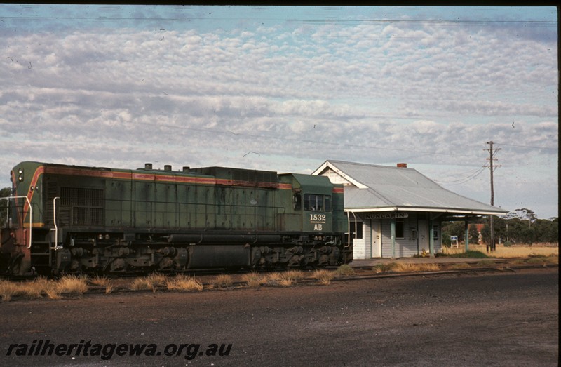 P13284
AB class 1532, Station building (Traffic Office), Nungarin, GM line end and side view.
