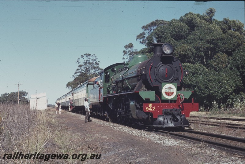 P13290
W class 947, station building, Narrikup, GSR line, tour train, view along the train
