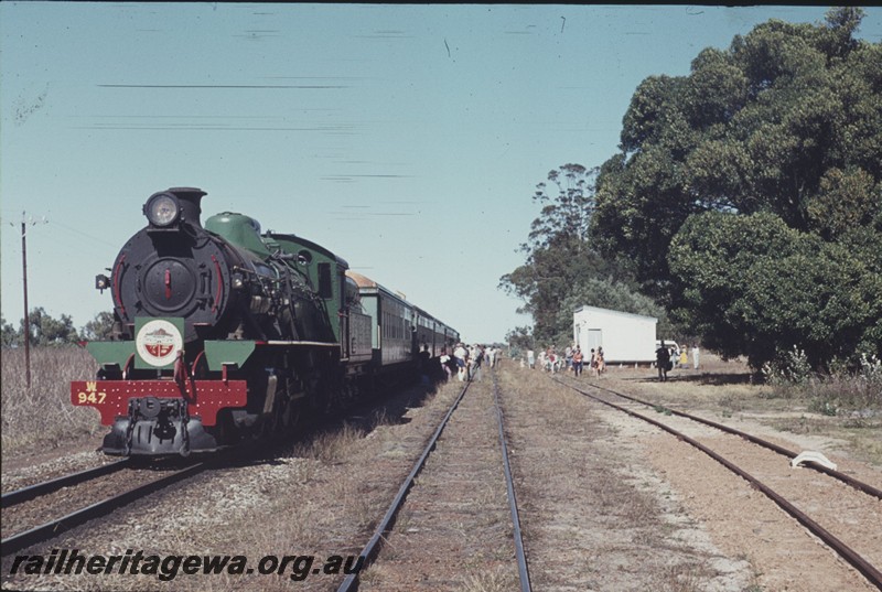 P13291
W class 947, station building, Narrikup, GSR line, tour train, view along the train, opposite of train to P13290
