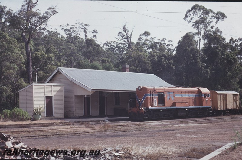 P13301
F class 40, station building, Out of Shed, Pemberton, PP line, view across the yard
