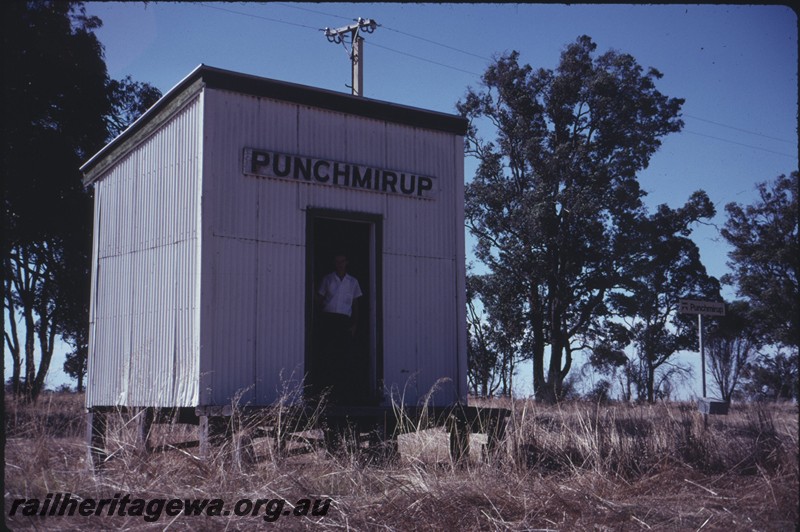 P13305
Out of Shed with nameboard, Punchmirup, DK line end and trackside view.
