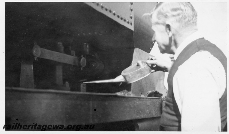 P13342
N class 200, 4-4-4T steam locomotive, being oiled by driver and ARHS member Bert Shepley on ARHS tour.
