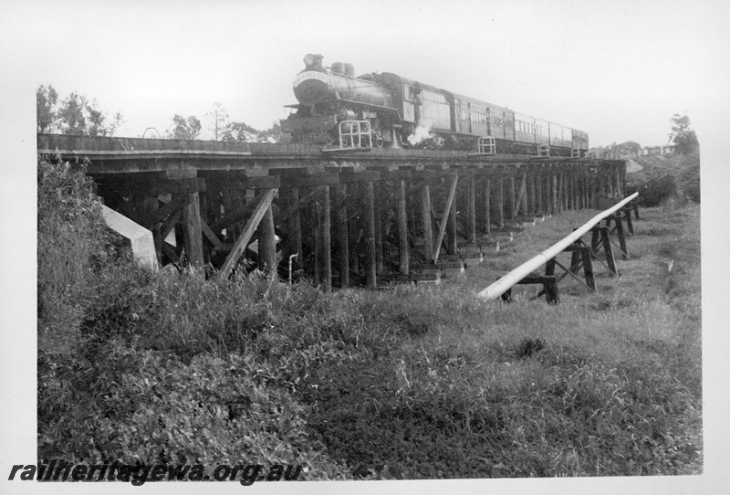 P13347
U class 662, trestle bridge, Guildford, ARHS tour train
