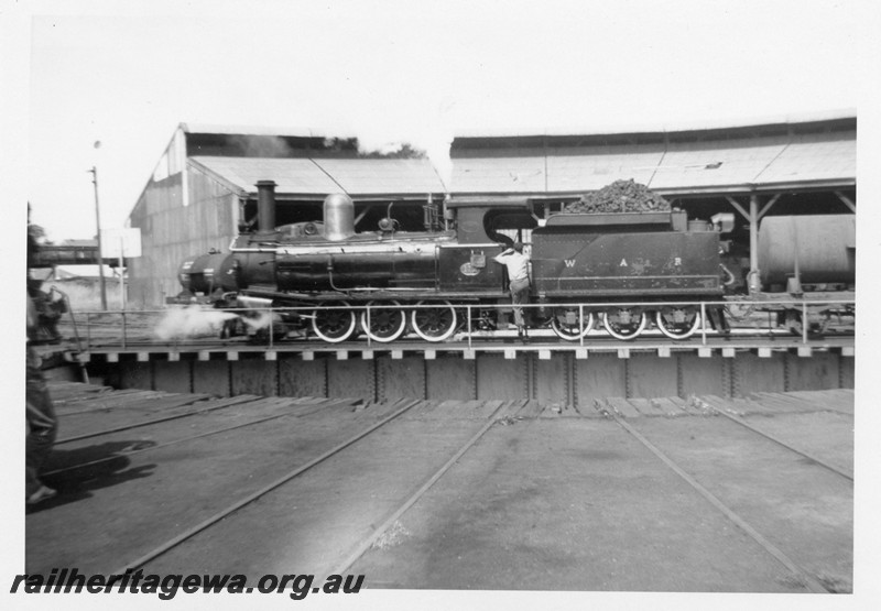P13348
G class 112, turntable, roundhouse, Bunbury Loco Depot, side view, on ARHS tour.
