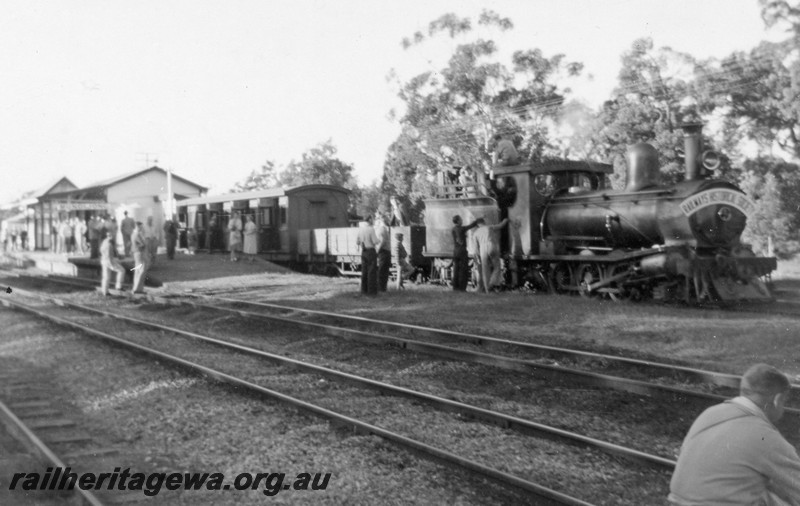 P13350
G class on ARHS tour train, in the dock platform at Mundijong, SWR line, overall view looking north, of the train and the passengers on the ARHS's second outing
