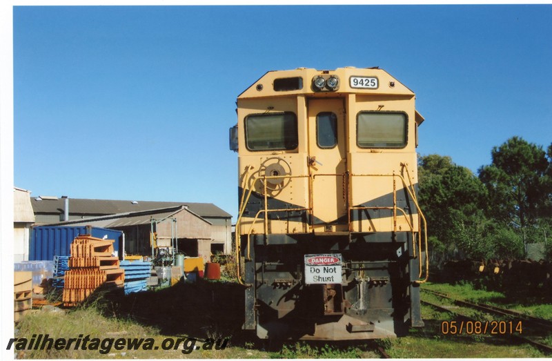 P13356
Robe M636 class 9425 on the siding leading to UGL's plant, Bassendean, front view, awaiting a decision on its future.
