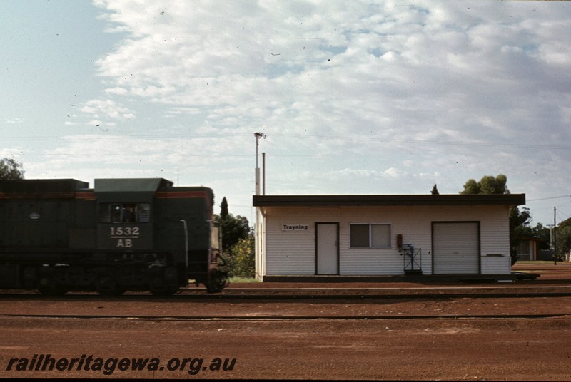 P13435
AB class 1532 in the green with yellow and red stripe livery, station building, platform scales,  low level platform, Trayning, GM line, side view across the tracks
