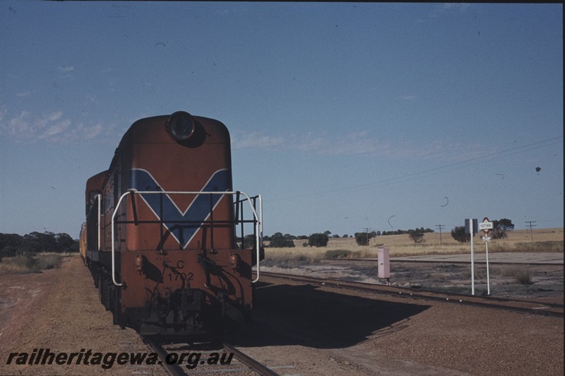 P13464
C class 1702, siding nameboard, Yoting, YB line, view. Along the siding.
