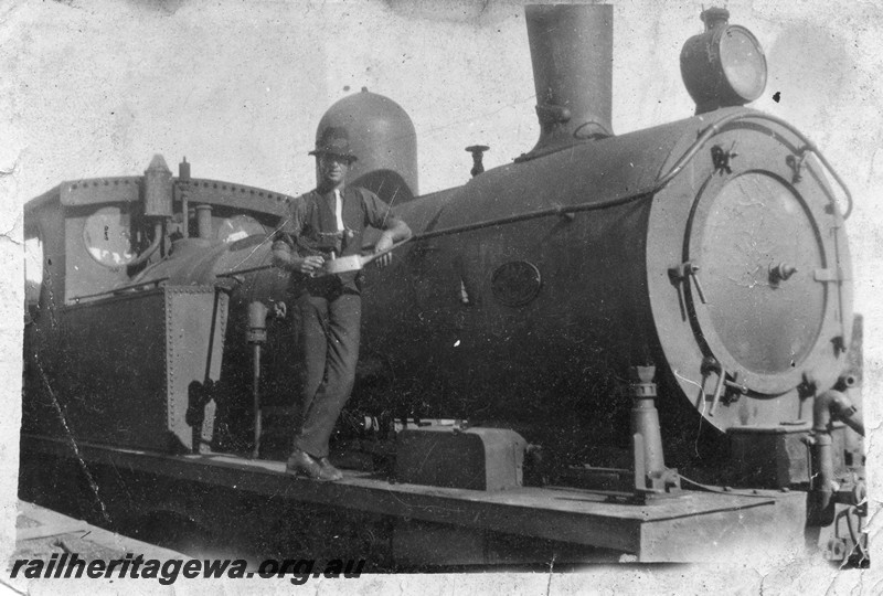P13511
6 of 7 images of O class 91, date and location Unknown, side and front view, crew member with an oil can in hand and wearing a white tie
