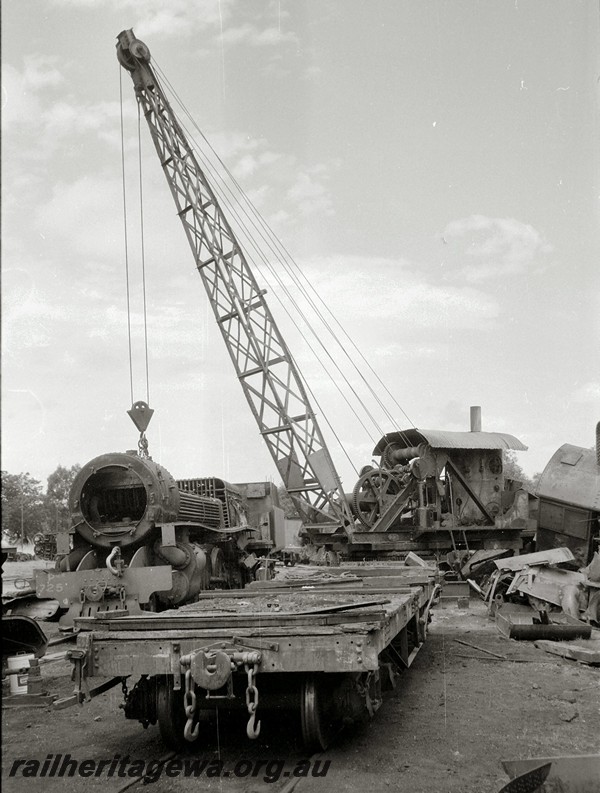 P13516
2 of 6 images of steam crane No.27, Midland Workshops, lifting the dismantled boiler from PMR class 725
