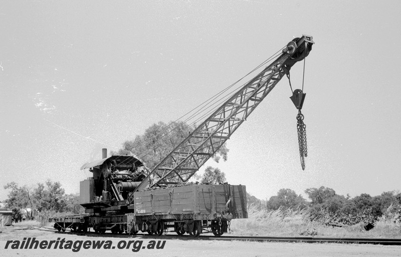 P13518
4 of 6 images of steam crane No.27, GC class 40218, Midland Workshops, side and front view
