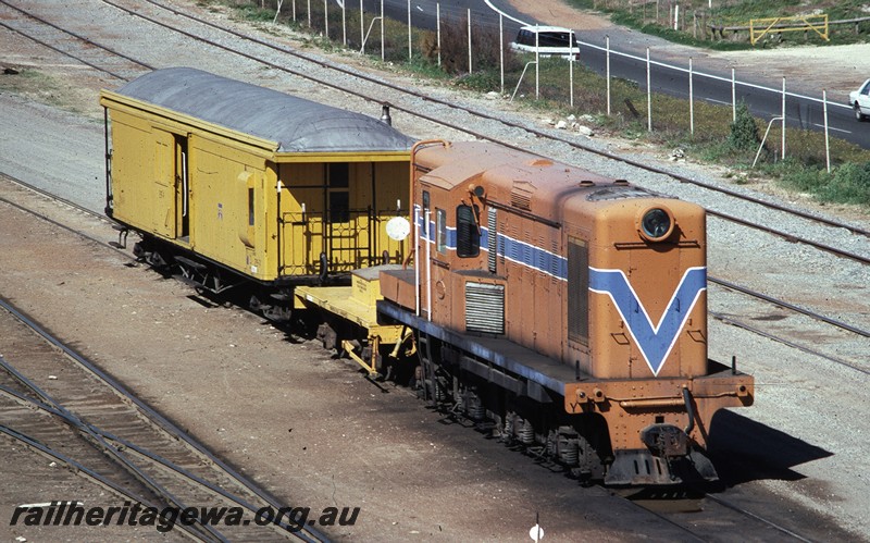 P13522
Y class 1111, Z class 9 in yellow livery, Leighton Yard, side and front view.
