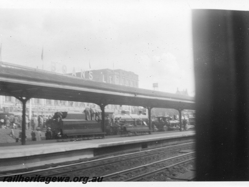 P13537
W class 901 and A class 21, Armadale Dock, Perth Station, on display for the introduction of the W class locos
