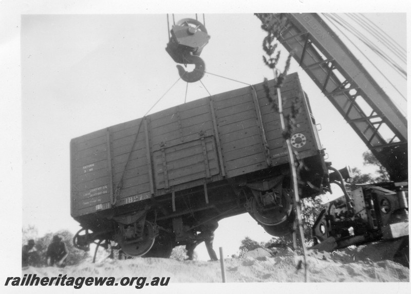 P13538
1 of 2 views of the derailment of No. 30 Goods at Westfield, 29m, 3 ch on the FA line. Shows GH class 18975 being lifted by steam crane No.23, side view. Same derailment as shown in images P7943 - P7948. Date of derailment 10/3/1956

