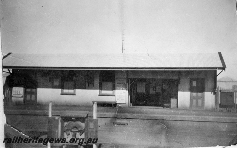 P13558
3 of 6 images of the station buildings and yard at Meekatharra, NR line, trackside view of the station building
