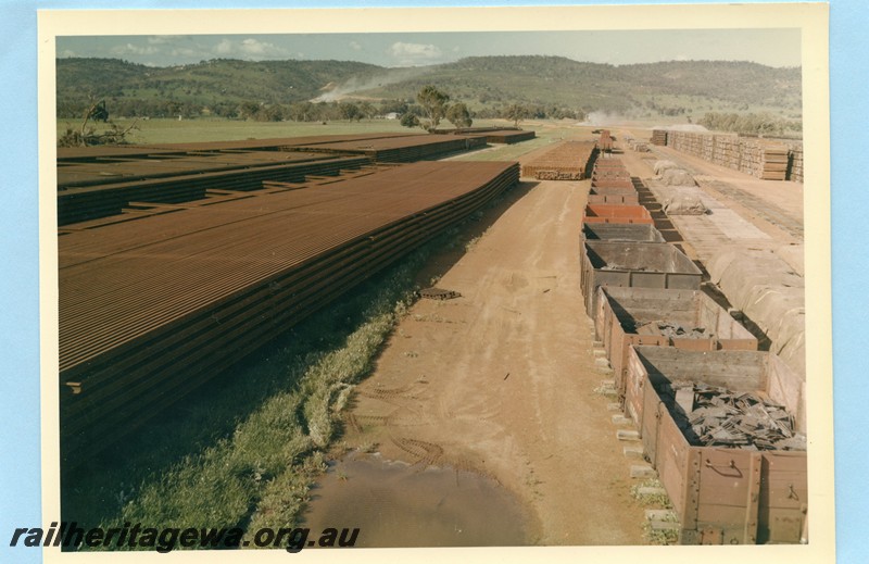 P13590
Wagons loaded with rail fittings, stacks of rail, Millendon, standard gauge construction project
