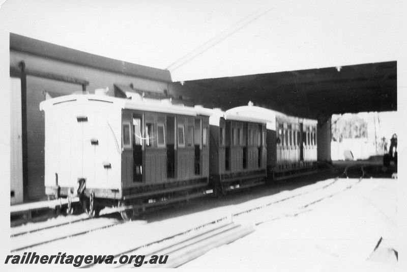 P13597
AI class four wheel carriages, Carnarvon station, end and side view
