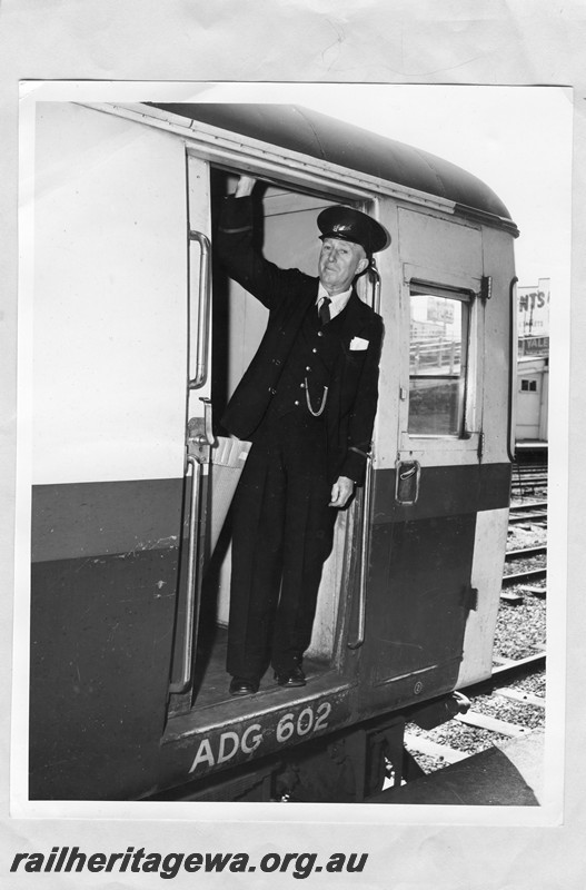 P13641
ADG class 602, Perth station, guard in the doorway of his compartment with his hand on the bell button
