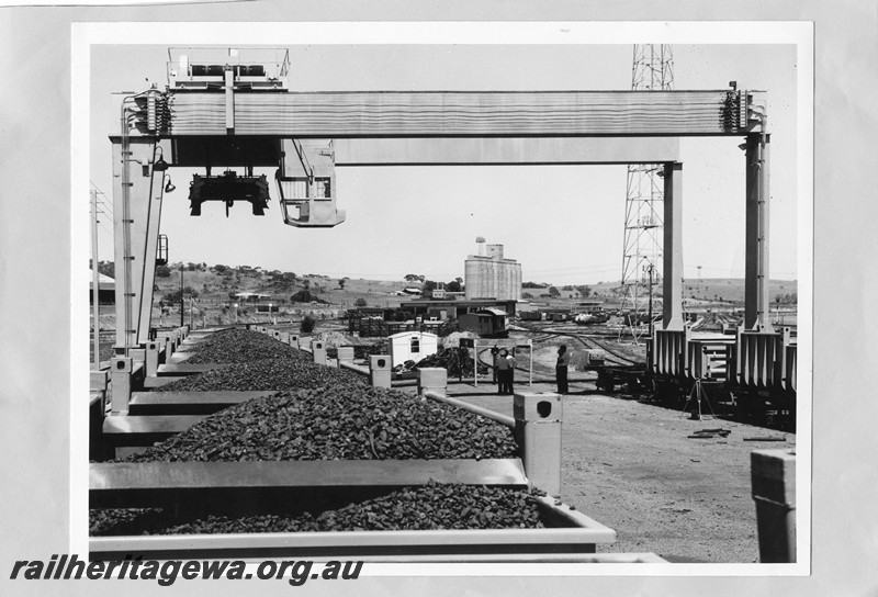 P13643
Loaded iron ore containers bound for Wundowie under a gantry crane, Avon Yard
